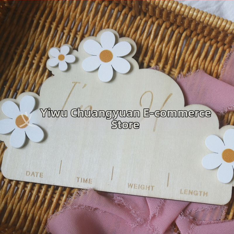 Drevená tabuľka pre dieťa vo forme oblaku – záznam narodenia a fotodokumentácia (Boxwood, drevo; dekor)