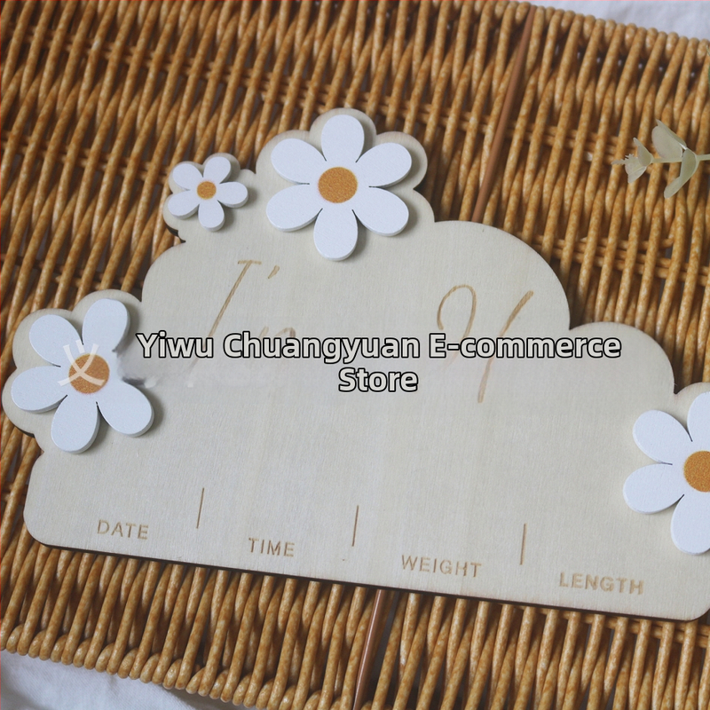 Drevená tabuľka pre dieťa vo forme oblaku – záznam narodenia a fotodokumentácia (Boxwood, drevo; dekor)