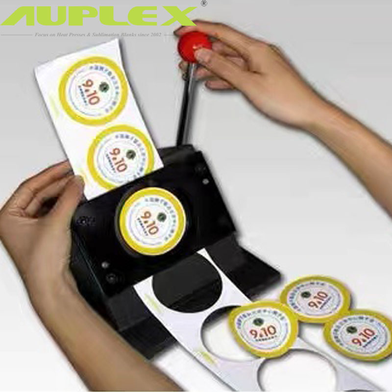 Rezačka na odznaky z tinového plechu – typ Buckle machine, model New badge machine cutter, 58mm odznaková rezacia, pre reklamu a podujatia, hmotnosť 5 kg, rýchlosť posunu 30.