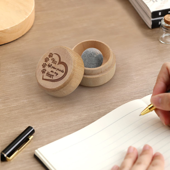 Drevená spomienková krabička pre psa s gravírovanou labkou - Materiál: Drevo; Určené pre: Psa; Značka: Iné; Import: Nie