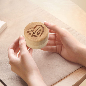 Drevená spomienková krabička pre psa s gravírovanou labkou - Materiál: Drevo; Určené pre: Psa; Značka: Iné; Import: Nie