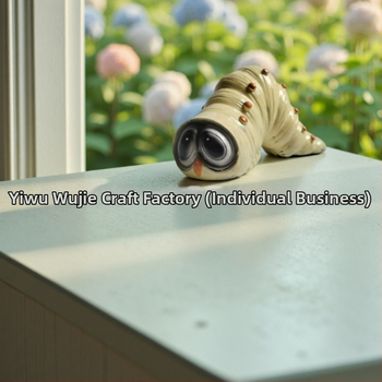 Záhradná dekorácia v tvare húsenice, živica, pastelový štýl, gravírovaný motív