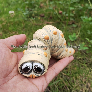 Záhradná dekorácia v tvare húsenice, živica, pastelový štýl, gravírovaný motív