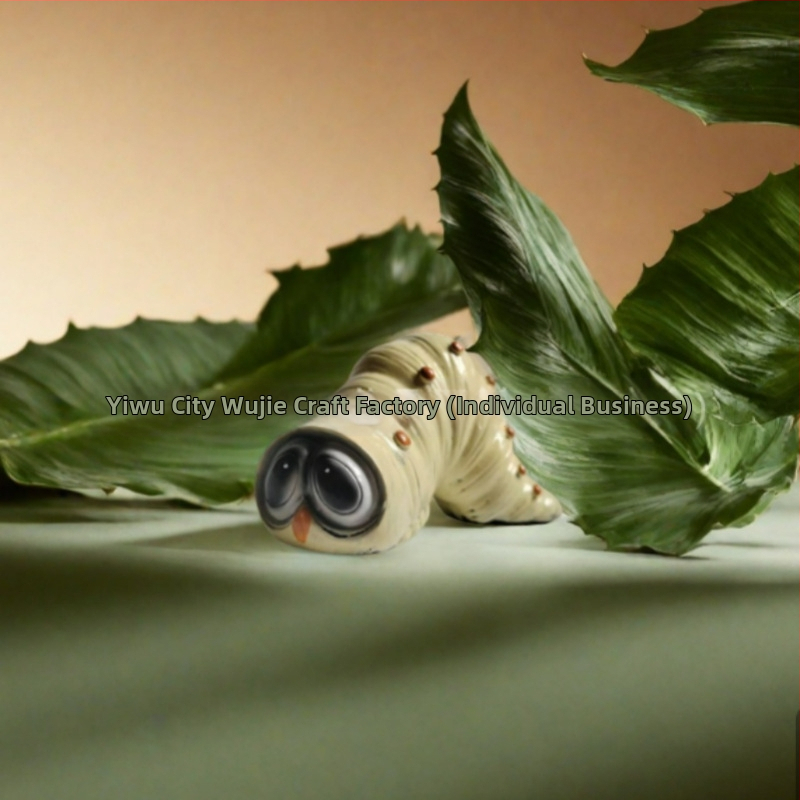 Záhradná dekorácia v tvare húsenice, živica, pastelový štýl, gravírovaný motív