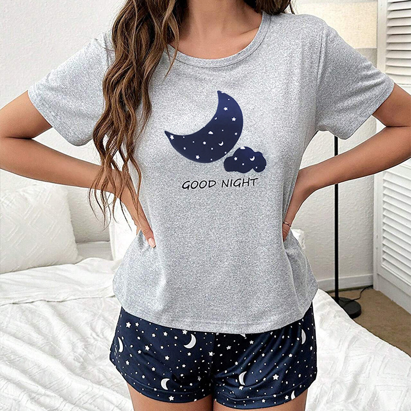 Dámsky pyžamový set - mesiacový potlač, Milk Silk látka, okrúhly výstrih, 3/4 rukávy, krátke nohavice