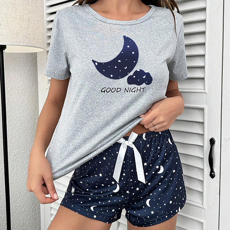 Dámsky pyžamový set - mesiacový potlač, Milk Silk látka, okrúhly výstrih, 3/4 rukávy, krátke nohavice