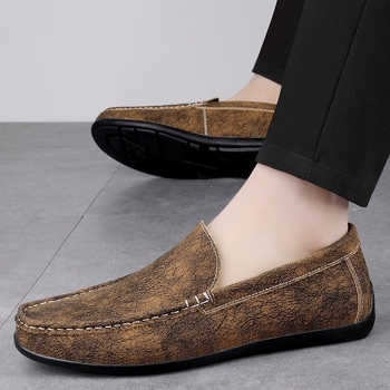 Pánske slip-on mokasíny z hovädzej kože s guľatou špičkou, vrchný diel z hovädzej kože, gumová podrážka, PU stielka, plochá päta