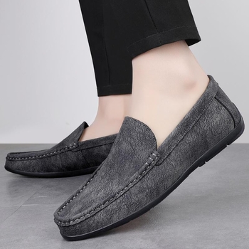 Pánske slip-on mokasíny z hovädzej kože s guľatou špičkou, vrchný diel z hovädzej kože, gumová podrážka, PU stielka, plochá päta