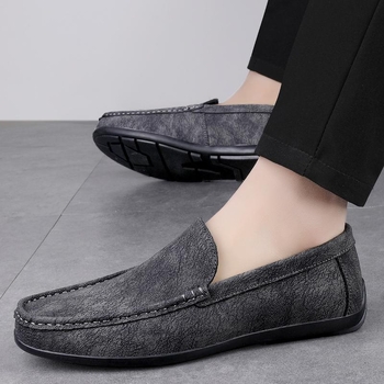 Pánske slip-on mokasíny z hovädzej kože s guľatou špičkou, vrchný diel z hovädzej kože, gumová podrážka, PU stielka, plochá päta