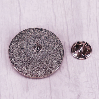 Broșă metalică cu personaj de desene animate – unisex, design simplu, accesoriu decorativ