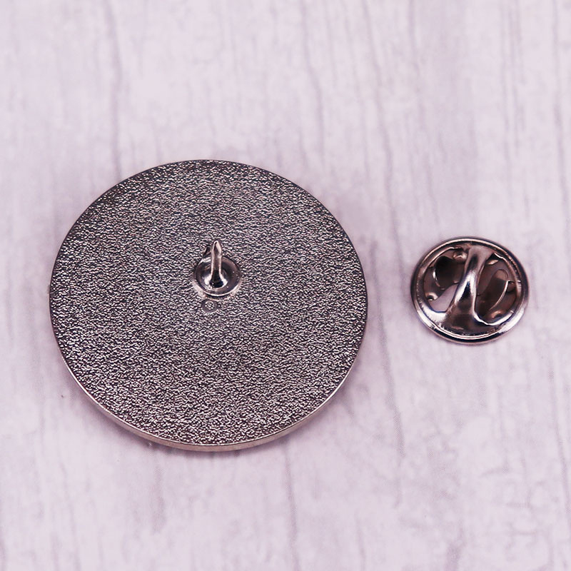 Broșă metalică cu personaj de desene animate – unisex, design simplu, accesoriu decorativ