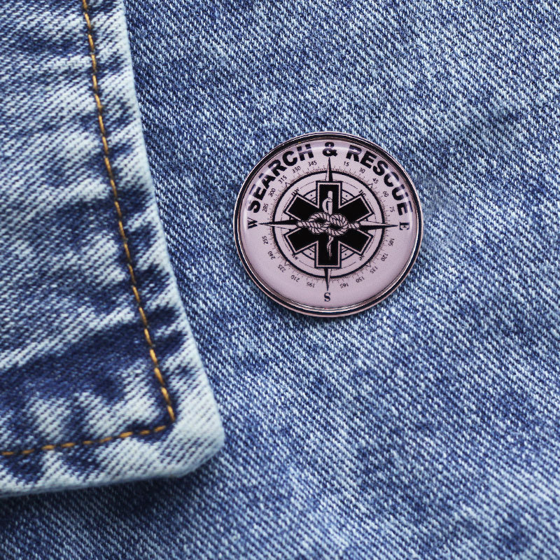 Broșă metalică cu personaj de desene animate – unisex, design simplu, accesoriu decorativ