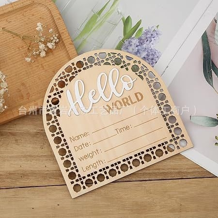Pandantiv din lemn pentru nașterea bebelușului – Boxwood, HelloWorld anunț de naștere, stil modern minimalist
