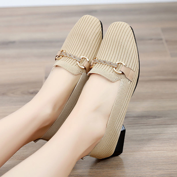 Dámske pletené loafers so štvorcovým nosom, stredný podpätok 3–5 cm, priedušná podšívka, horná časť z pleteného materiálu, jar 2025