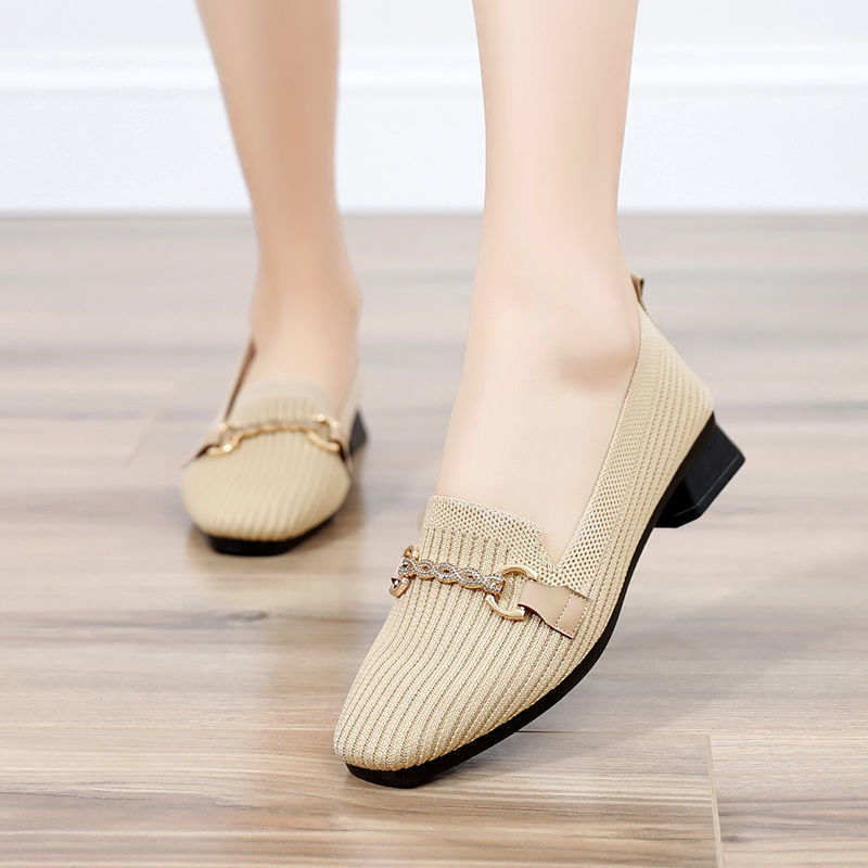 Dámske pletené loafers so štvorcovým nosom, stredný podpätok 3–5 cm, priedušná podšívka, horná časť z pleteného materiálu, jar 2025