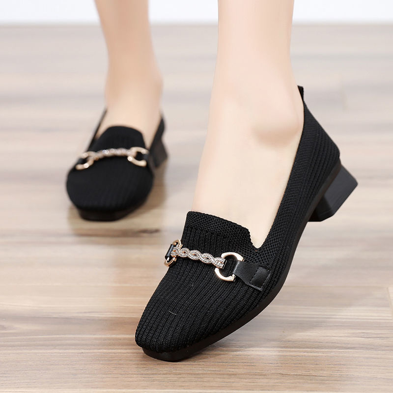 Dámske pletené loafers so štvorcovým nosom, stredný podpätok 3–5 cm, priedušná podšívka, horná časť z pleteného materiálu, jar 2025