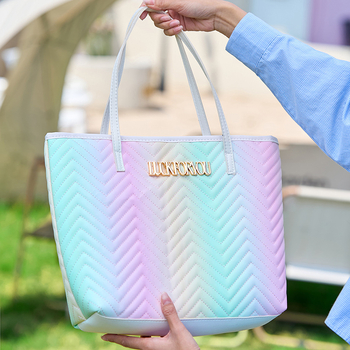 Táska Tote városi stílusban – PU anyag, poliészter bélés, zipzár, vízszintes négyzet alak, laptop zseb