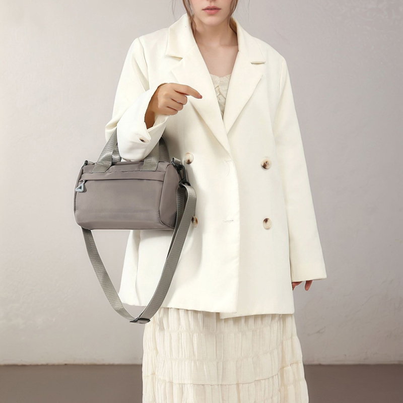 Geantă crossbody urban minimalist din material Oxford, închidere cu fermoar, căptușeală poliester, compartimente pentru telefon și documente, cu o singură curea