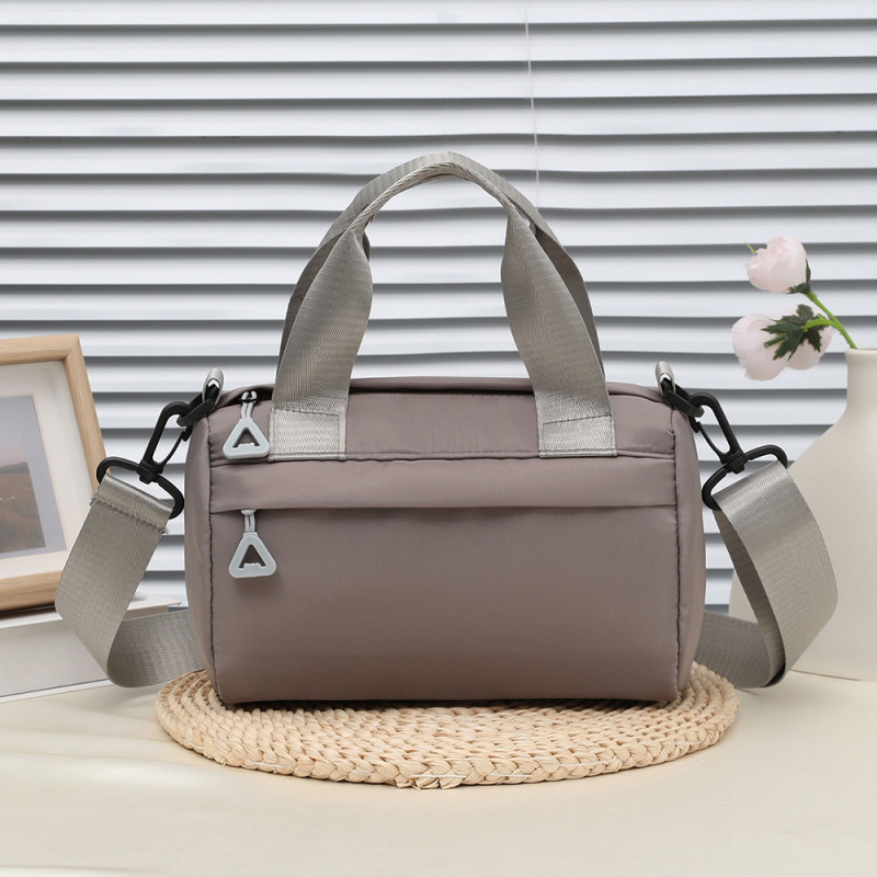 Geantă crossbody urban minimalist din material Oxford, închidere cu fermoar, căptușeală poliester, compartimente pentru telefon și documente, cu o singură curea