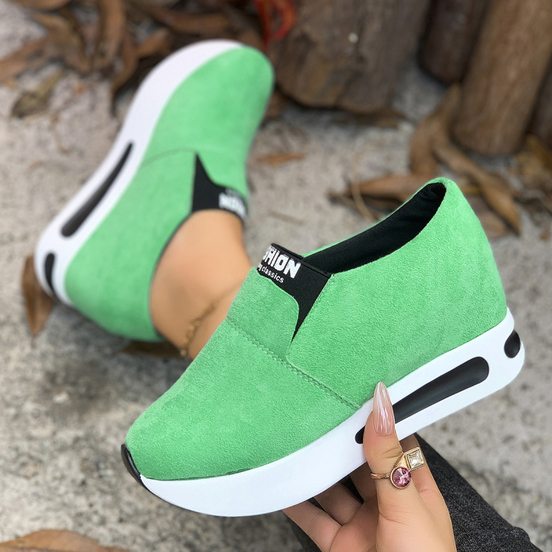 Ženske tenisice s debelim đonom i unutarnjim povećanjem visine, platneni gornji dio, gumena đon, zaobljeni nos, retro stil, proljeće–jesen 2025.