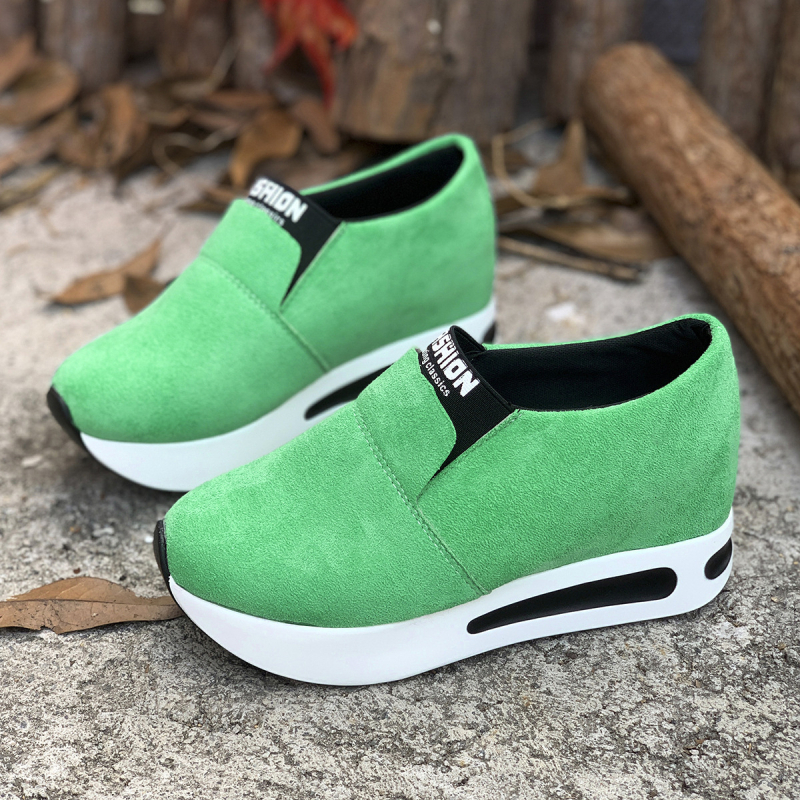 Ženske tenisice s debelim đonom i unutarnjim povećanjem visine, platneni gornji dio, gumena đon, zaobljeni nos, retro stil, proljeće–jesen 2025.