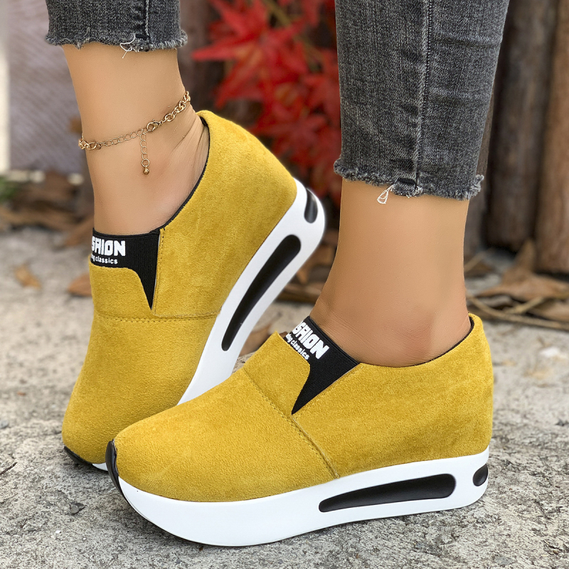 Ženske tenisice s debelim đonom i unutarnjim povećanjem visine, platneni gornji dio, gumena đon, zaobljeni nos, retro stil, proljeće–jesen 2025.