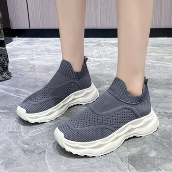 Sportos, kényelmes slip-on cipő textil felsőrésszel, légáteresztő, könnyű, gumitalp