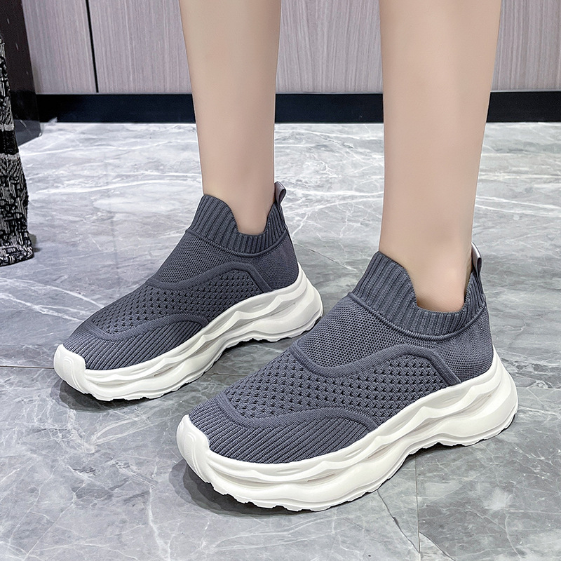 Sportos, kényelmes slip-on cipő textil felsőrésszel, légáteresztő, könnyű, gumitalp