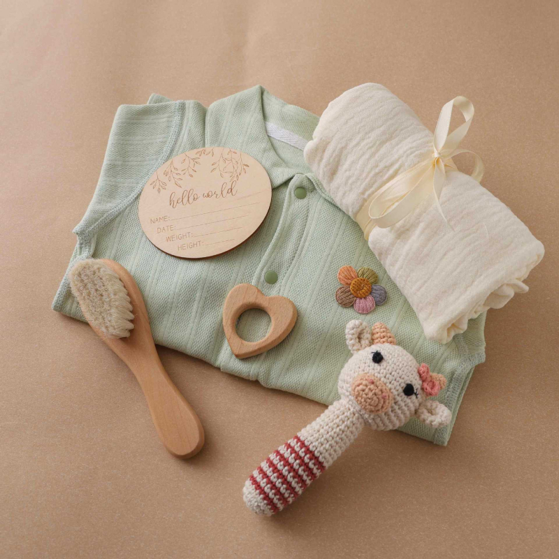 Плетено зайче‑дрънкалка за бебета – дърво и филц, успокояваща играчка за деца 0–3 години