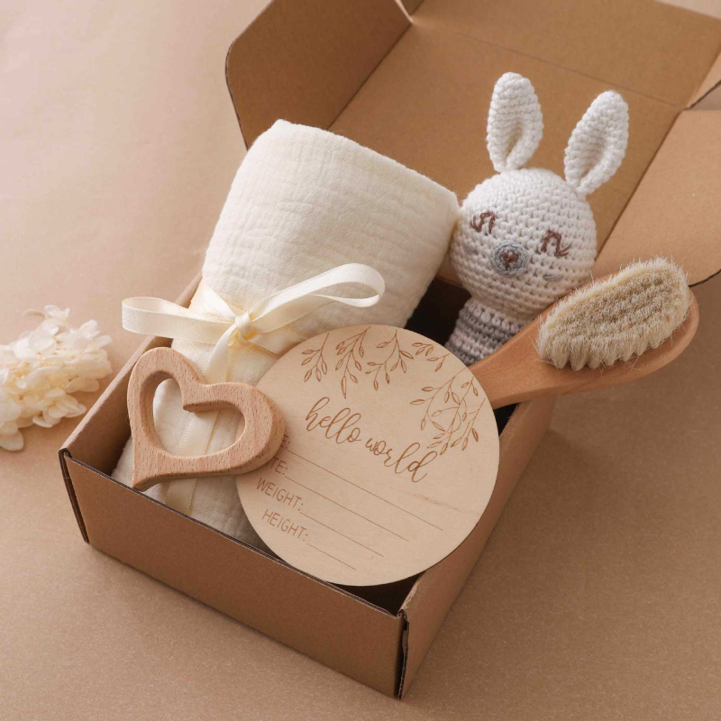 Плетено зайче‑дрънкалка за бебета – дърво и филц, успокояваща играчка за деца 0–3 години