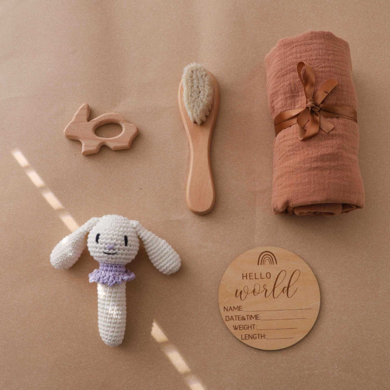 Плетено зайче‑дрънкалка за бебета – дърво и филц, успокояваща играчка за деца 0–3 години