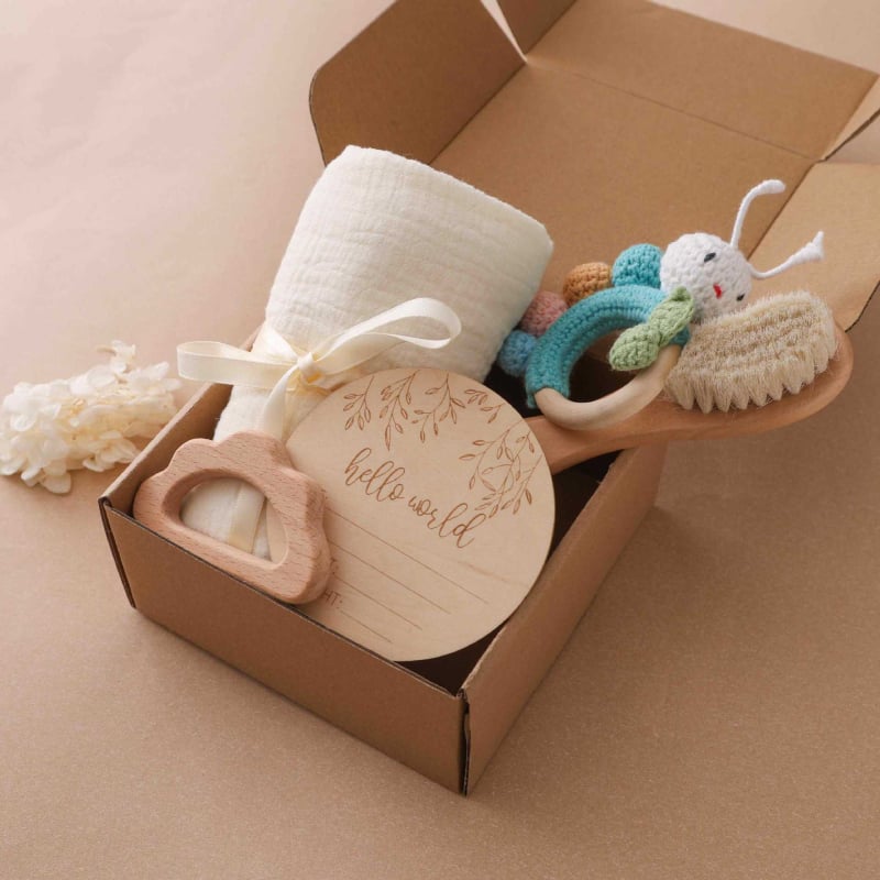 Плетено зайче‑дрънкалка за бебета – дърво и филц, успокояваща играчка за деца 0–3 години