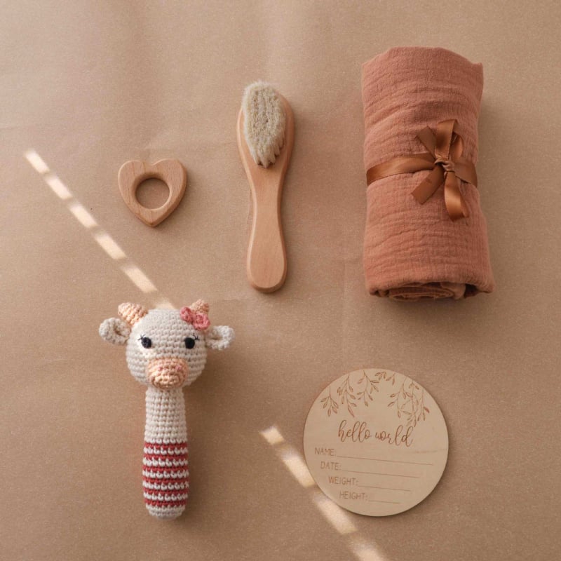 Плетено зайче‑дрънкалка за бебета – дърво и филц, успокояваща играчка за деца 0–3 години