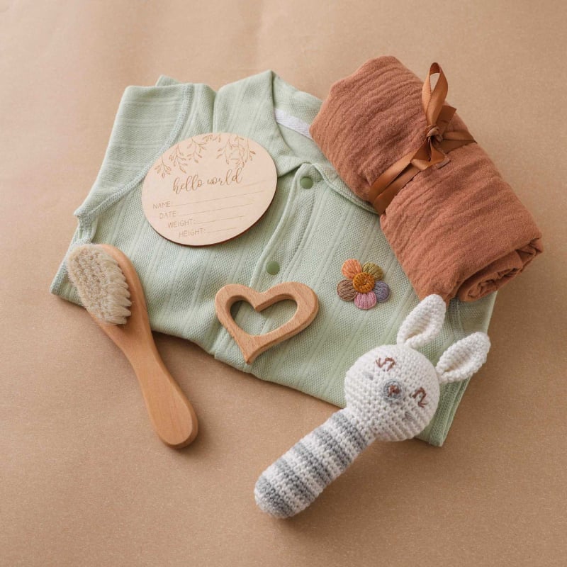 Плетено зайче‑дрънкалка за бебета – дърво и филц, успокояваща играчка за деца 0–3 години