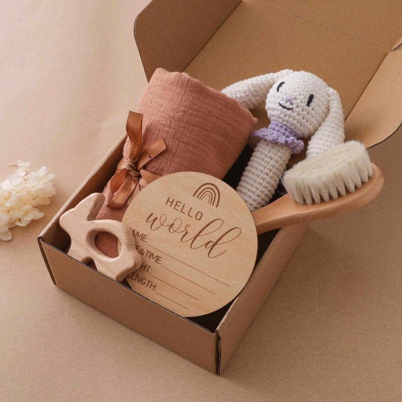 Плетено зайче‑дрънкалка за бебета – дърво и филц, успокояваща играчка за деца 0–3 години