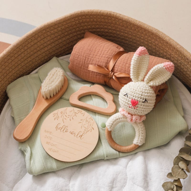 Плетено зайче‑дрънкалка за бебета – дърво и филц, успокояваща играчка за деца 0–3 години