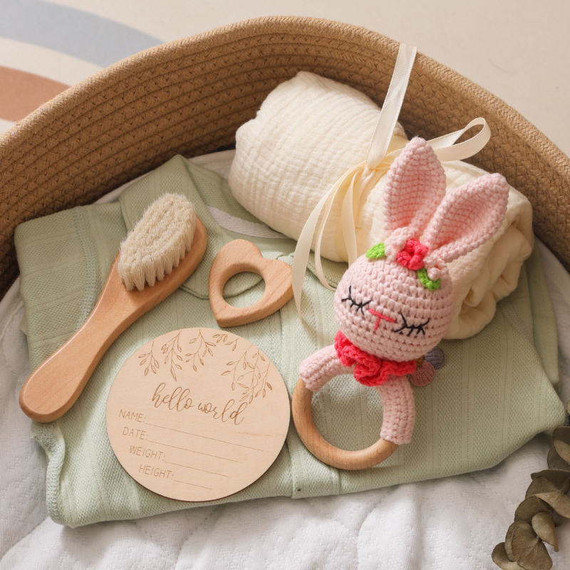 Плетено зайче‑дрънкалка за бебета – дърво и филц, успокояваща играчка за деца 0–3 години