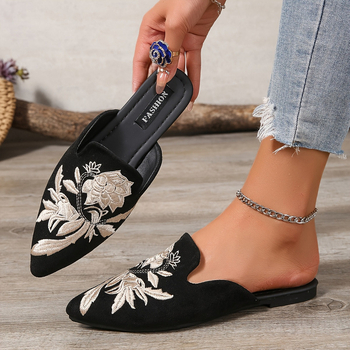 Női slip-on cipő hímzéssel, kerek orr, felsőrész műbőr, 4–6 cm-es sarok, magas kivágás 11 cm