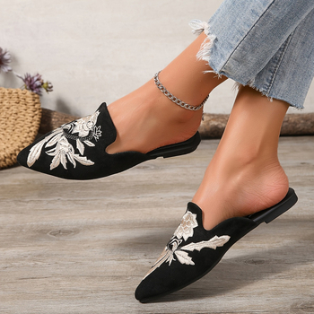 Női slip-on cipő hímzéssel, kerek orr, felsőrész műbőr, 4–6 cm-es sarok, magas kivágás 11 cm