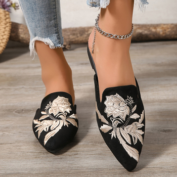 Női slip-on cipő hímzéssel, kerek orr, felsőrész műbőr, 4–6 cm-es sarok, magas kivágás 11 cm