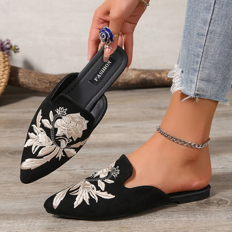 Női slip-on cipő hímzéssel, kerek orr, felsőrész műbőr, 4–6 cm-es sarok, magas kivágás 11 cm