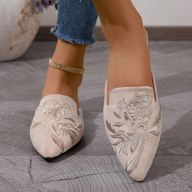 Női slip-on cipő hímzéssel, kerek orr, felsőrész műbőr, 4–6 cm-es sarok, magas kivágás 11 cm