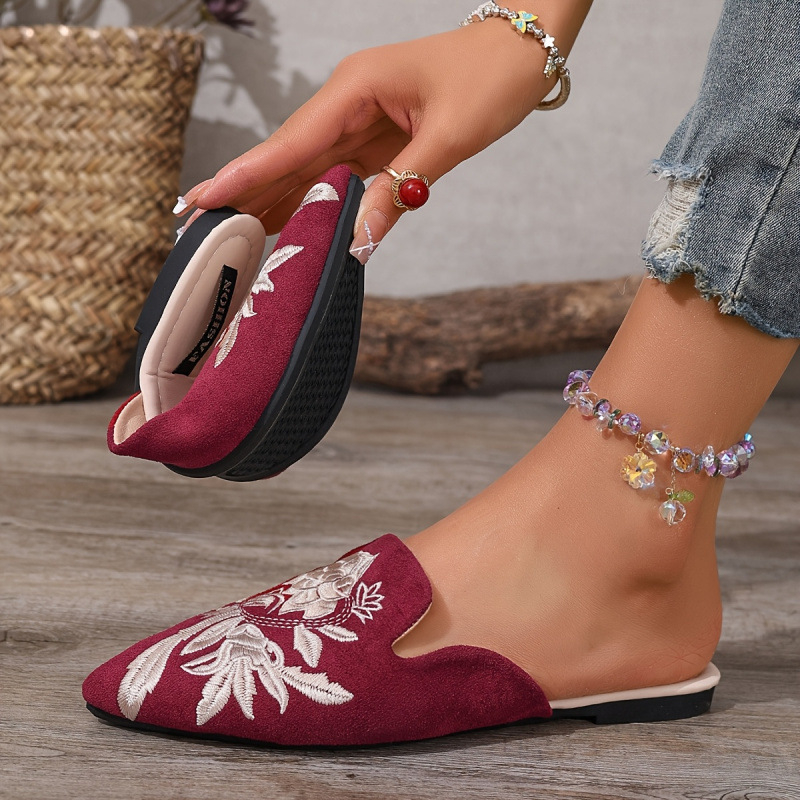 Női slip-on cipő hímzéssel, kerek orr, felsőrész műbőr, 4–6 cm-es sarok, magas kivágás 11 cm