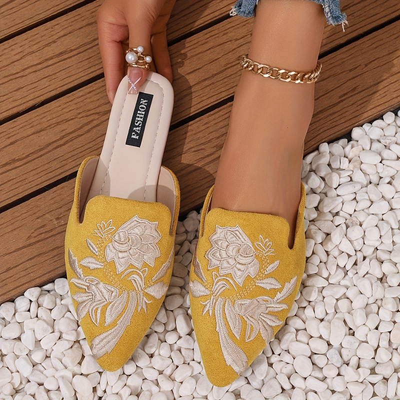 Női slip-on cipő hímzéssel, kerek orr, felsőrész műbőr, 4–6 cm-es sarok, magas kivágás 11 cm