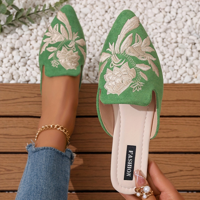 Női slip-on cipő hímzéssel, kerek orr, felsőrész műbőr, 4–6 cm-es sarok, magas kivágás 11 cm