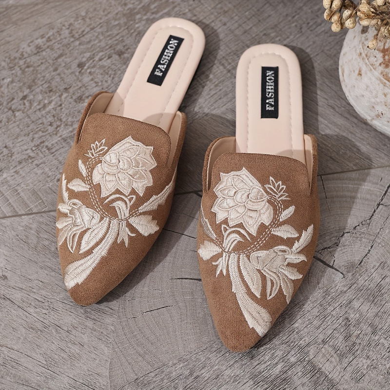 Női slip-on cipő hímzéssel, kerek orr, felsőrész műbőr, 4–6 cm-es sarok, magas kivágás 11 cm