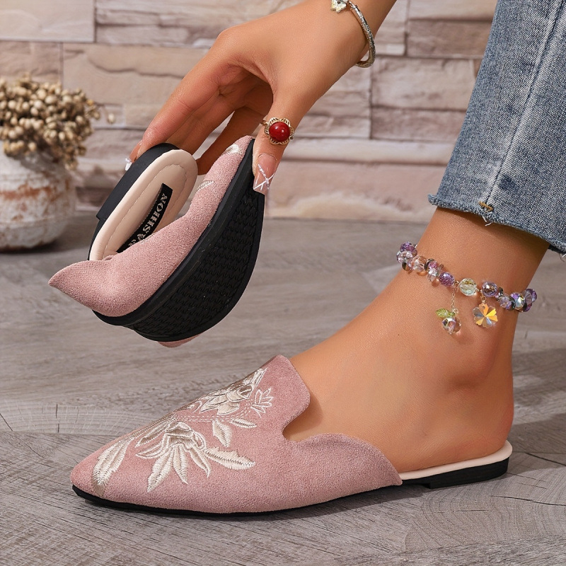 Női slip-on cipő hímzéssel, kerek orr, felsőrész műbőr, 4–6 cm-es sarok, magas kivágás 11 cm