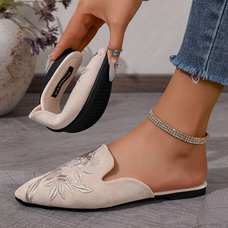 Női slip-on cipő hímzéssel, kerek orr, felsőrész műbőr, 4–6 cm-es sarok, magas kivágás 11 cm