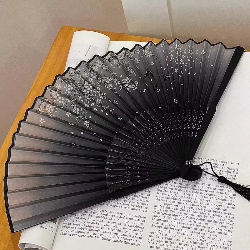 Πτυσσόμενος ανεμιστήρας με μεταξωτό ύφασμα, τεχνική εκτύπωσης, μοντέρνο μινιμαλιστικό στυλ, εμπνευσμένος από τη Δυναστεία των Χαν