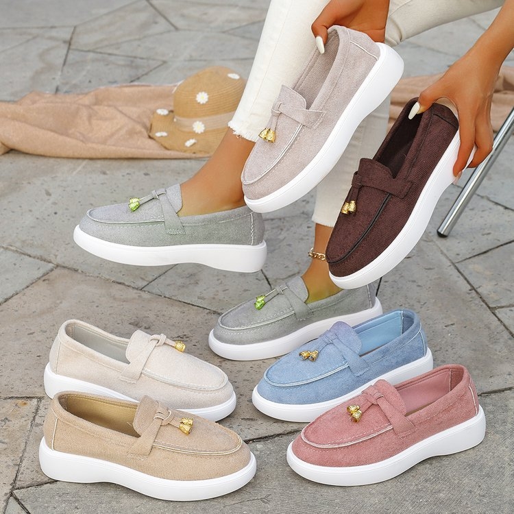 Európai–Amerikai stílusú loaferek - kerek orr, tehén velúr felsőrész, gumírozott talp, alacsony sarok 1–3 cm, slip-on